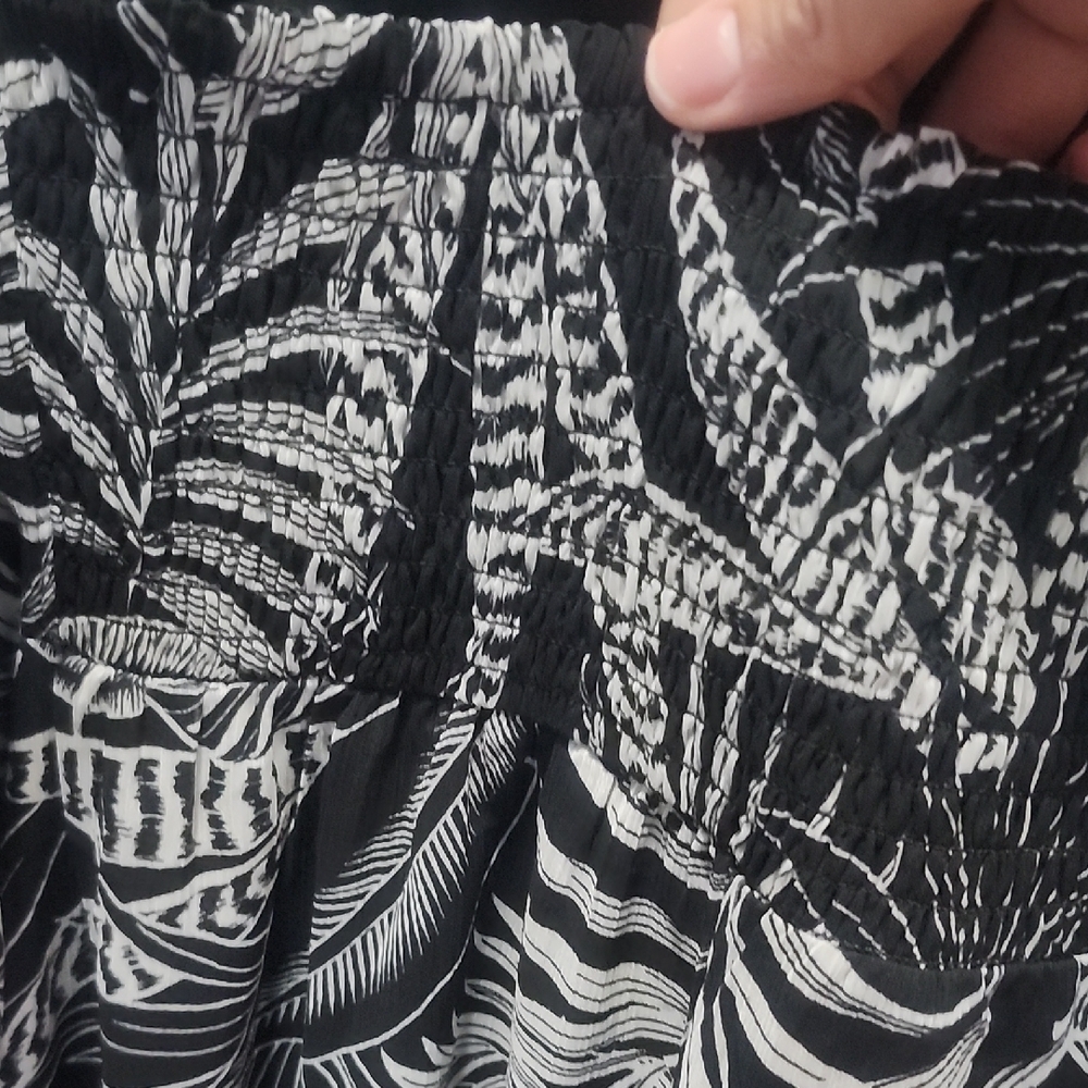 Banana Republic Black and White Leaf Print Maxi Dress - Picture 4 of 5